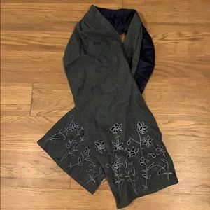 Gray wool flower scarf